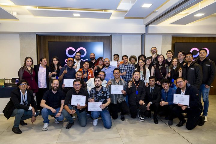 Estudiantes de Game Time Continuum celebrando su graduación