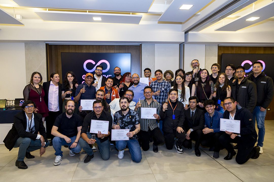 Estudiantes de Game Time Continuum celebrando su graduación