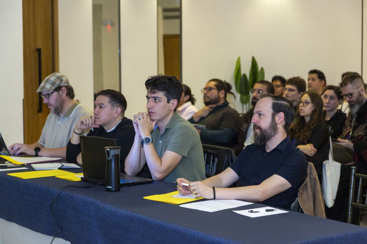 Jurado evaluando los proyectos en el pitch final de agosto 2025